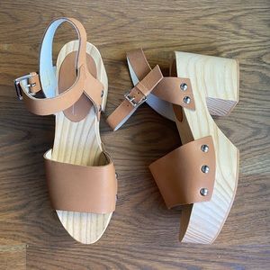 NWOT Intentionally Blank Tula Clog Platform Sandals - 9